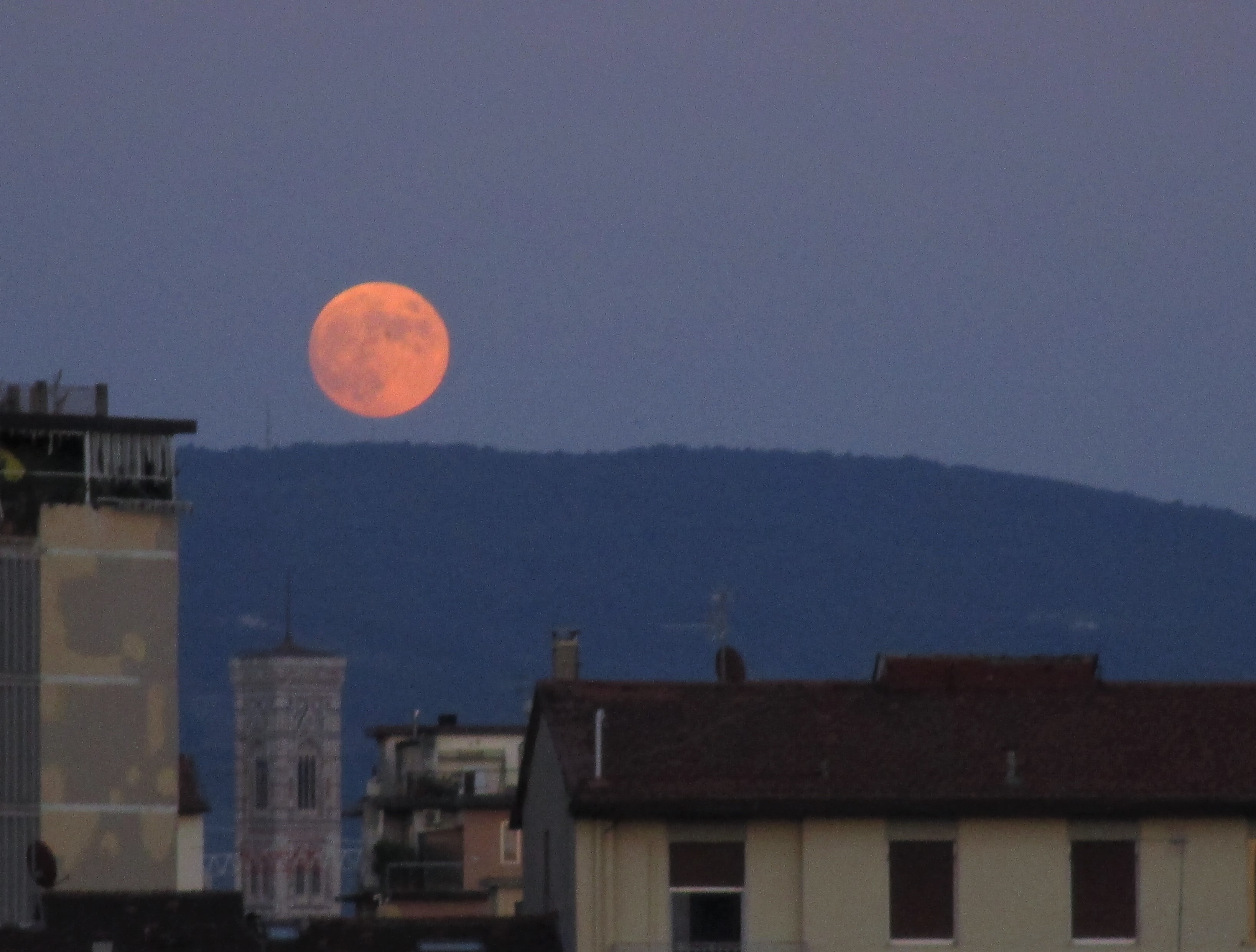 4 luglio 2020 Luna rosa su Firenze1